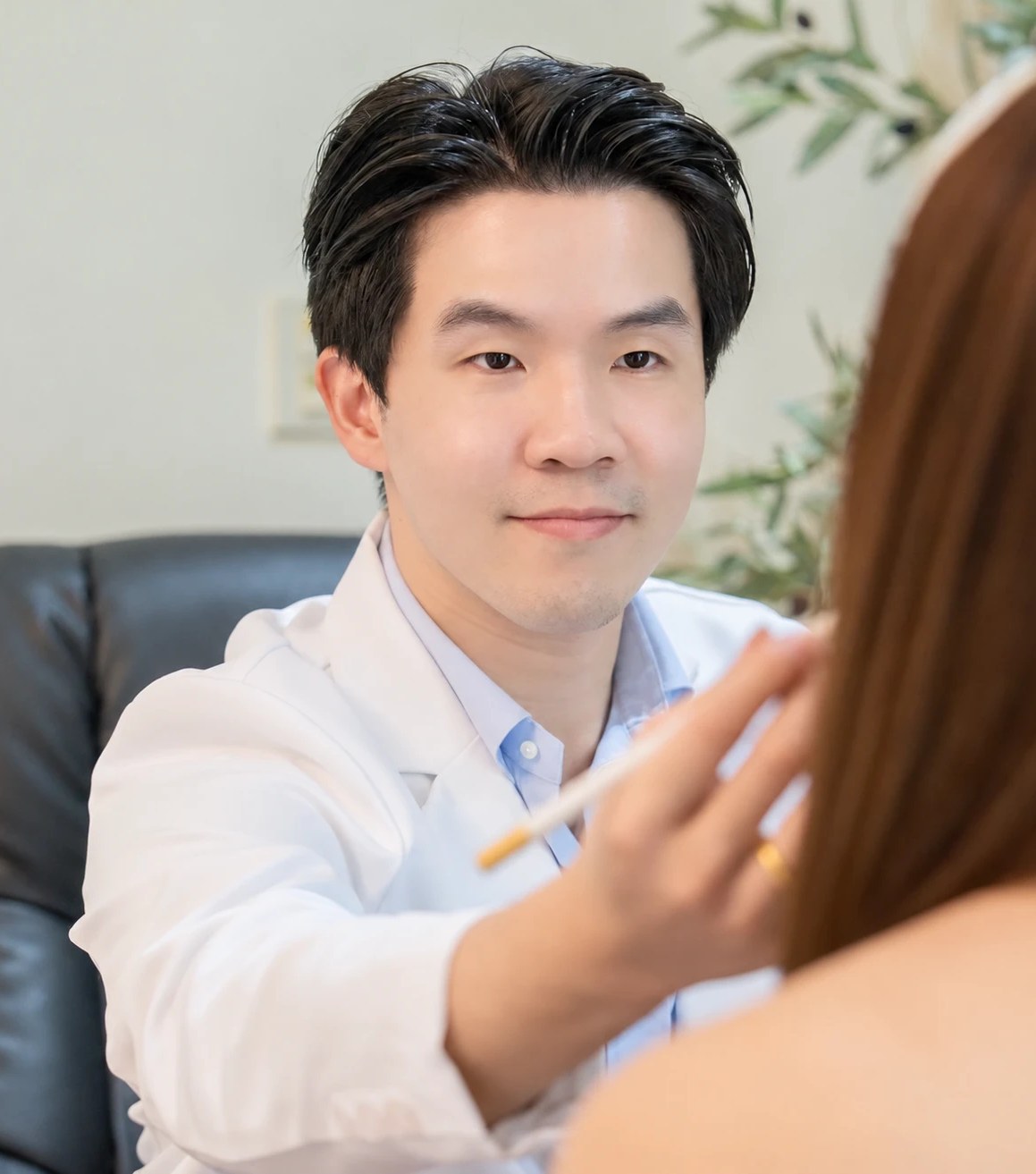 Dr. Natsarut Chatyanan in consultation at The Astell Clinic
